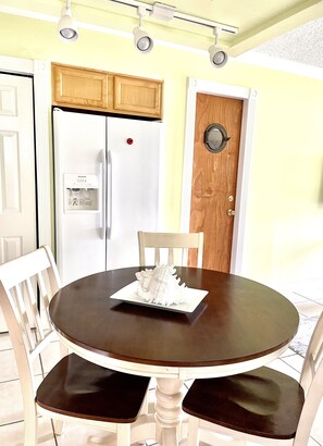 Dining - Relax, make memories and enjoy a great holiday on the beach! (Fernandina Beach)