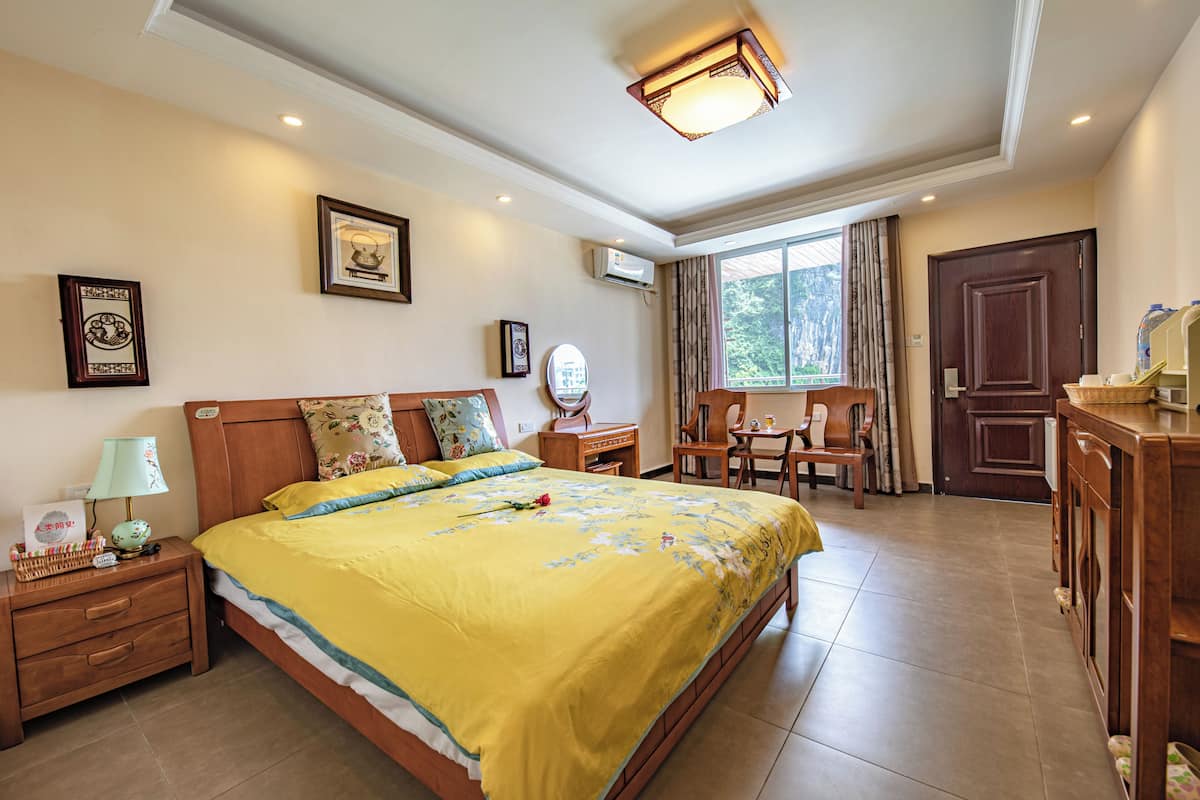 山景特大号床房 | 客房内保险箱、隔音、免费 WiFi、床单