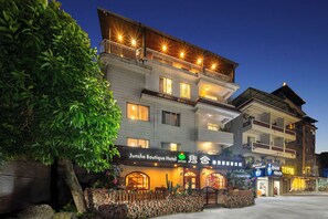 Front of property - Junshe Boutique Guest House - Hostel (Guilin)