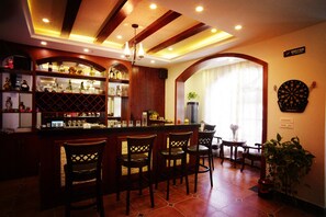 Bar (on property) - Junshe Boutique Guest House - Hostel (Guilin)
