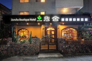 Front of property – evening/night - Junshe Boutique Guest House - Hostel (Guilin)