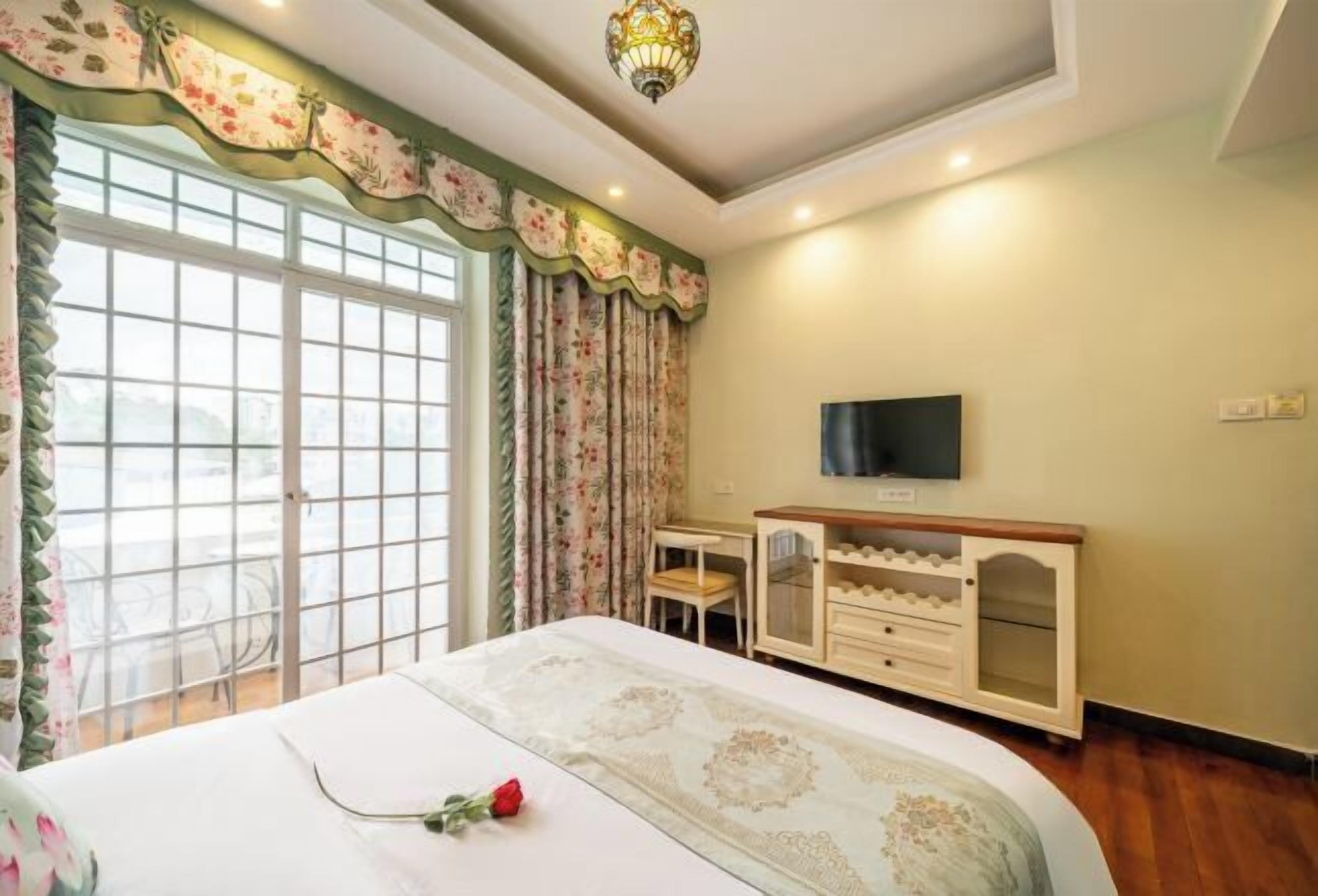 In-room safe, soundproofing, free WiFi, bed sheets