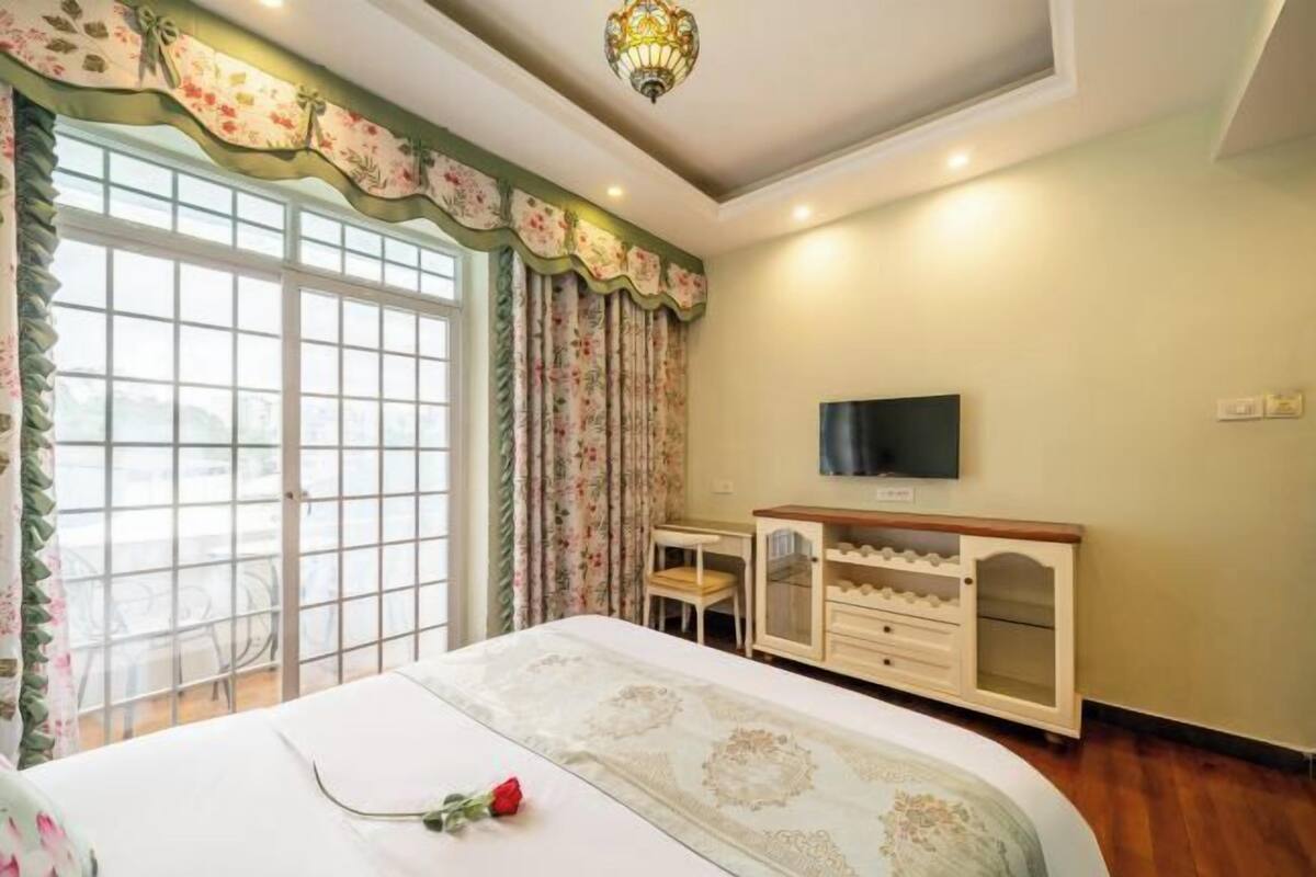 In-room safe, soundproofing, free WiFi, bed sheets