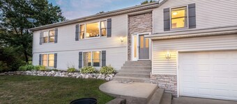 Lake Mi Getaway w/hot tub - Relax on 2 acres-plenty of space to unwind