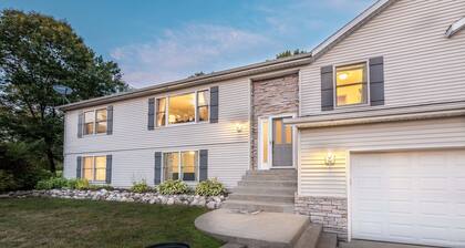 Lake Mi Getaway w/hot tub - Relax on 2 acres-plenty of space to unwind