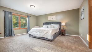 3 bedrooms, iron/ironing board, WiFi, bed sheets - Lake Mi Getaway w/hot tub - Relax on 2 acres-plenty of space to unwind (Bridgman)