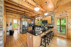 ثلاجة، ميكروويف، فرن، موقد طهي مسطح