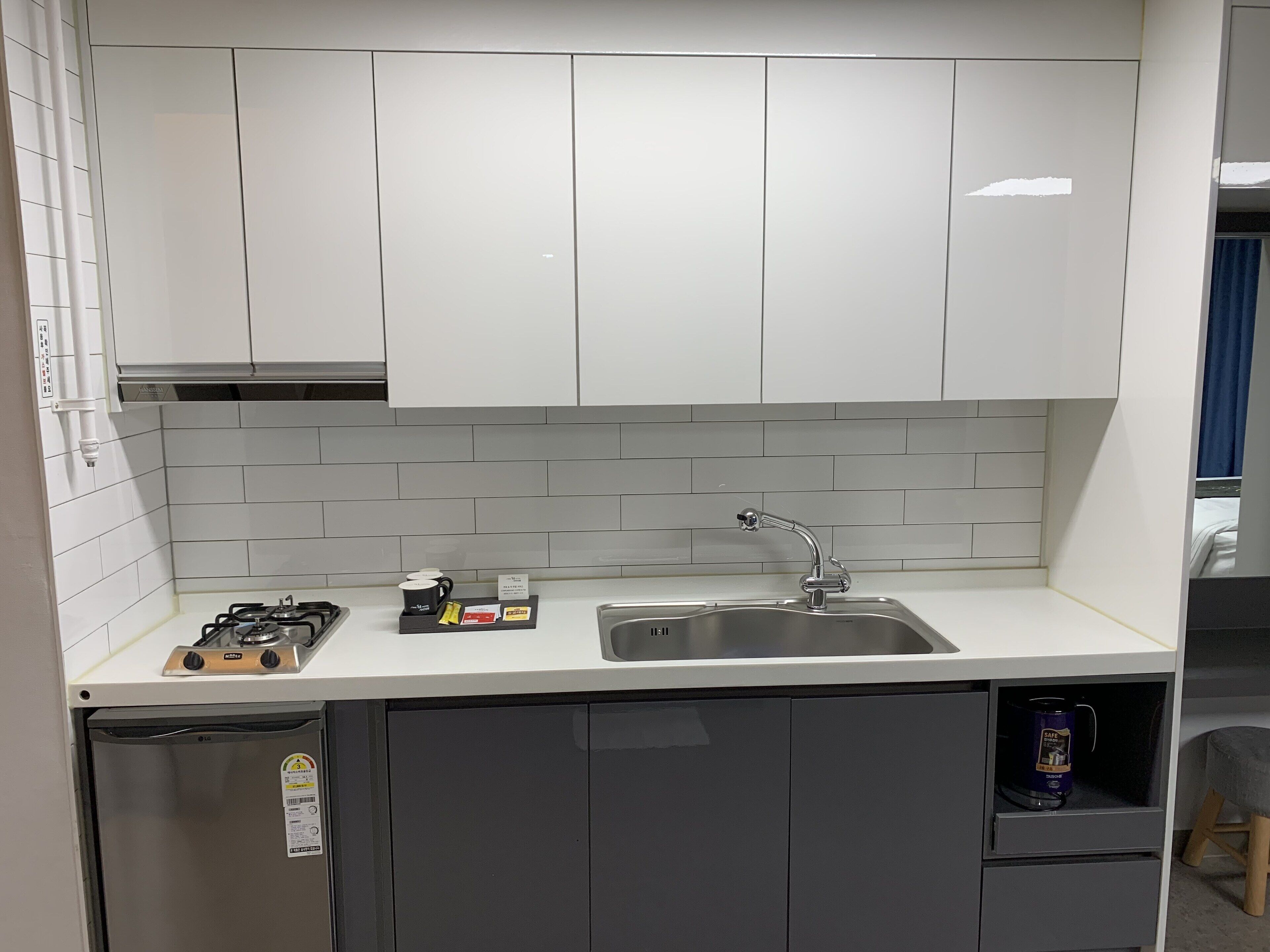 royal room | private kitchen | mini-fridge, microwave, coffee/tea maker, electric kettle