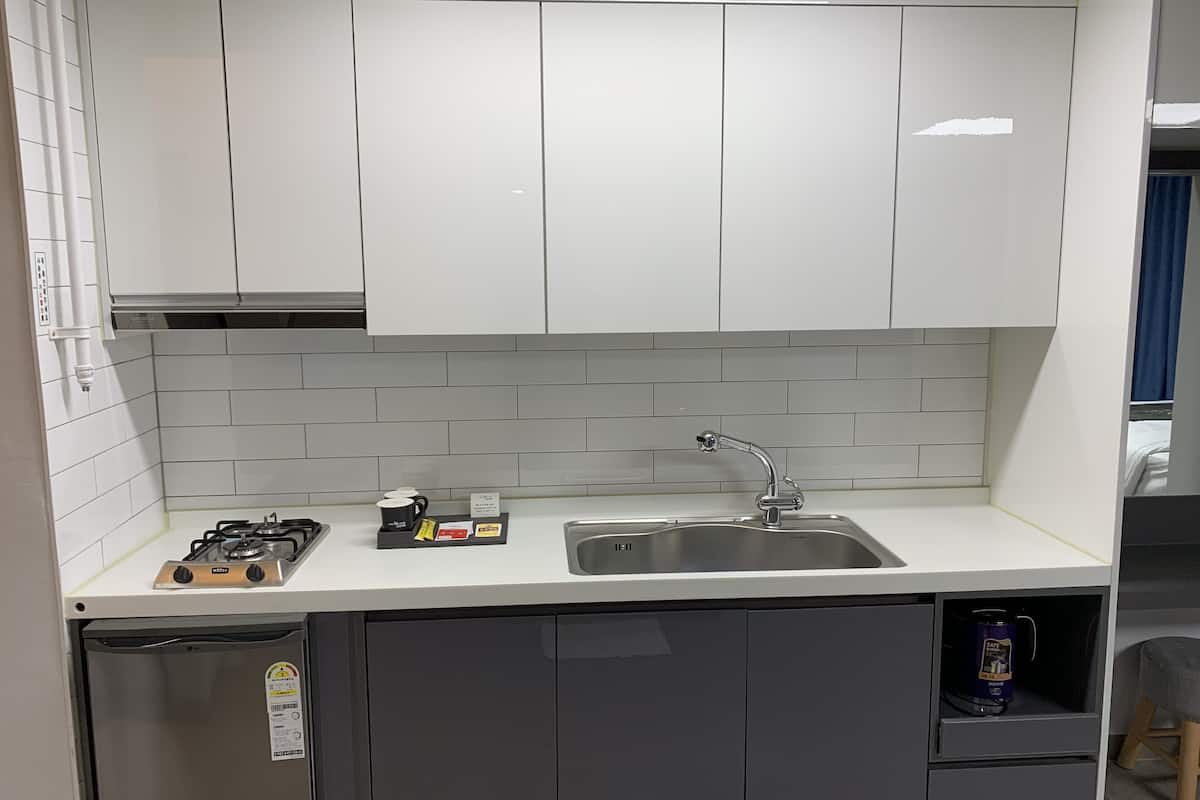 royal room | private kitchen | mini-fridge, microwave, coffee/tea maker, electric kettle