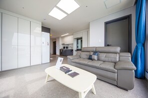 Double Room (Residence Double) | Living room | Smart TV, Netflix, pay films, streaming services - Shine Hotel (Suncheon)