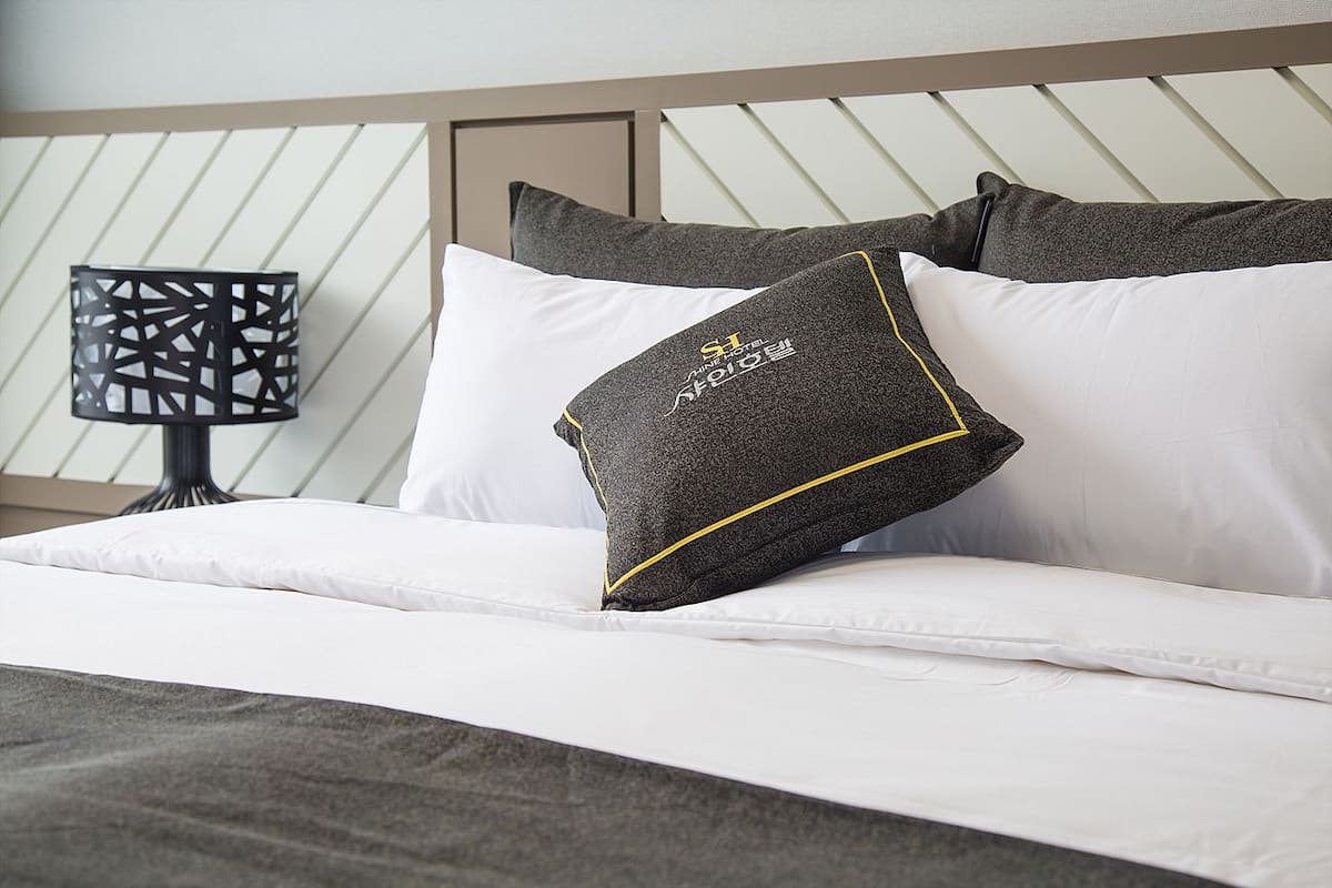 Deluxe Room | 1 bedroom, premium bedding, down comforters, minibar (free items)