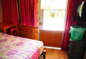 Standard Double Room | Free WiFi - Three J Guesthouse (Kamphaeng Phet)