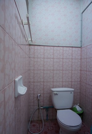 Ducha, artículos de tocador gratuitos, toallas