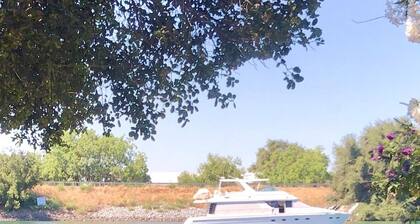 On an ISLAND bring your BOAT 24 FT Private Dock & PET FRENDLY!