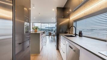 Quarto casal de uso individual | Cozinha privada | Geladeira grande, micro-ondas, fogão, cooktop