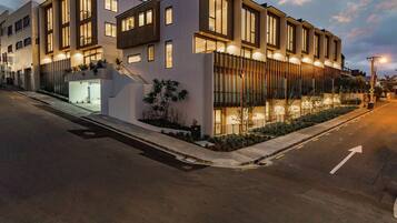 Fachada da propriedade à noite