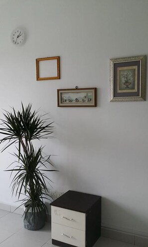Apartamento, balcón | Sala de estar | Una televisión de pantalla plana