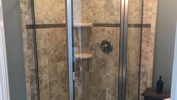 Ensemble douche/baignoire, sĂšche-cheveux, serviettes fournies, savon