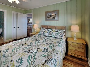 3 bedrooms, free WiFi, bed sheets - Costic | Oceanfront in Topsail Beach! (Topsail Beach)