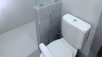 Bungalow Twin Room | Bathroom | Shower, free toiletries, towels