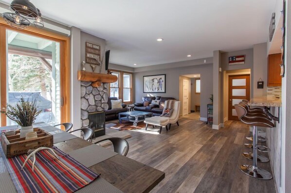 TV, fireplace, DVD player - Snowcreek #881 Luxury Remodeled - Upscale 2 bedroom, 2 bath condo (Mammoth Lakes)