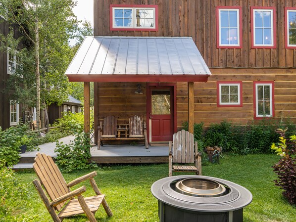 Terrace/patio - Coal Creek In-town Retreat!  3BR/3 Full BAs  - SLPS 8 - 2 blocks to Elk Ave! (Crested Butte)