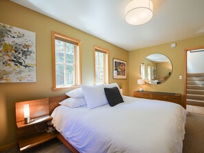 3 bedrooms, iron/ironing board, travel crib, free WiFi - Coal Creek In-town Retreat!  3BR/3 Full BAs  - SLPS 8 - 2 blocks to Elk Ave! (Crested Butte)