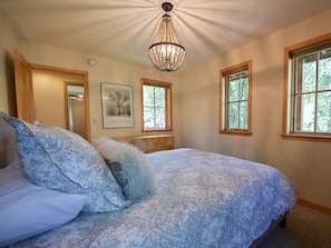 3 bedrooms, iron/ironing board, travel cot, free WiFi - Coal Creek In-town Retreat!  3BR/3 Full BAs  - SLPS 8 - 2 blocks to Elk Ave! (Crested Butte)