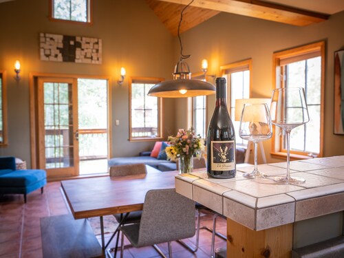 Coal Creek In-town Retreat!  3BR/3 Full BAs  - SLPS 8 - 2 blocks to Elk Ave!