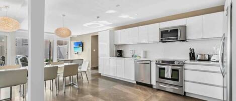 Réfrigérateur, micro-ondes, four, plaque de cuisson