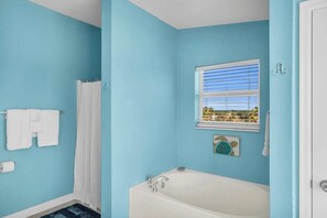 Combined shower/bathtub, hair dryer, towels, shampoo - Blue Breeze (Grassy Key)