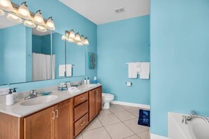 Combined shower/bathtub, hair dryer, towels, shampoo