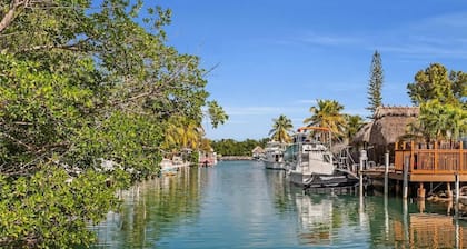 Viehättävä ruohoinen avainkoti, josta avautuu näkymät vedelle jokaisesta huoneesta