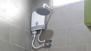 A bathroom with a shower, a sink, and a toilet. - Mama Mia Home - Bukit Mertajam (Bukit Mertajam)