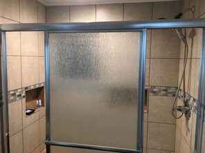 Shower, hair dryer, towels, soap - Pacific Northwest Studio Cottage (Puyallup)