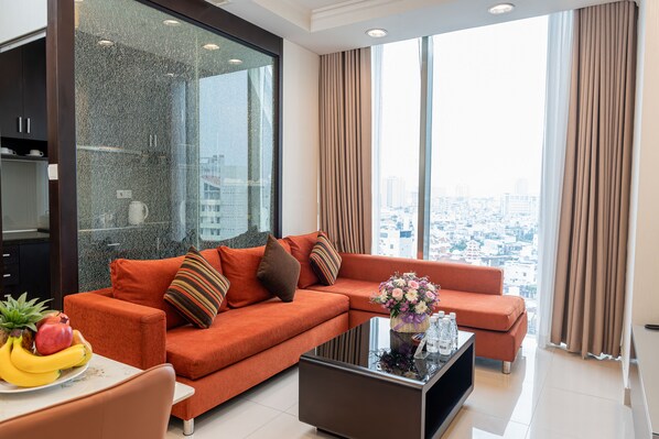 Apartamento executivo, 2 quartos | Área de estar | TV de tela plana