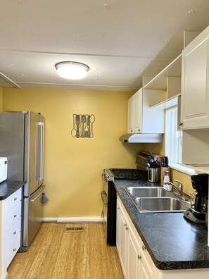 Basic Apartment, 1 Bedroom | Dapur peribadi | Peti sejuk, ketuhar gelombang mikro, dapur, pembancuh kopi espreso