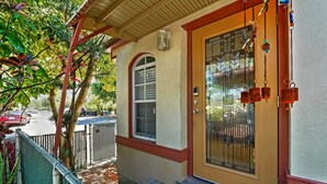A house with a front porch, a door with a glass panel, and a mailbox. - Miami Beach HomeStay (North Miami)