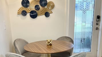 Basic Apartment, 1 Bedroom | In-room dining