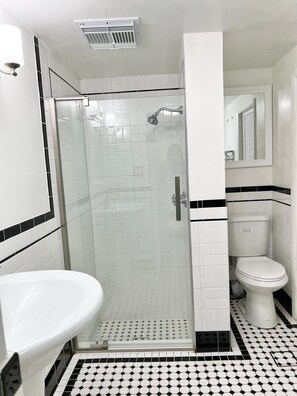 A bathroom with a shower, toilet, and sink. - Miami Beach HomeStay (North Miami)