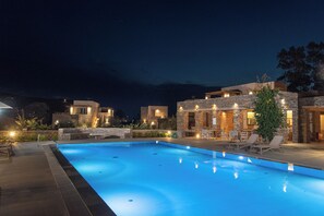 Seasonal outdoor pool, open 10:00 AM to 7:00 PM, pool umbrellas - Vourkari Village (Kea)