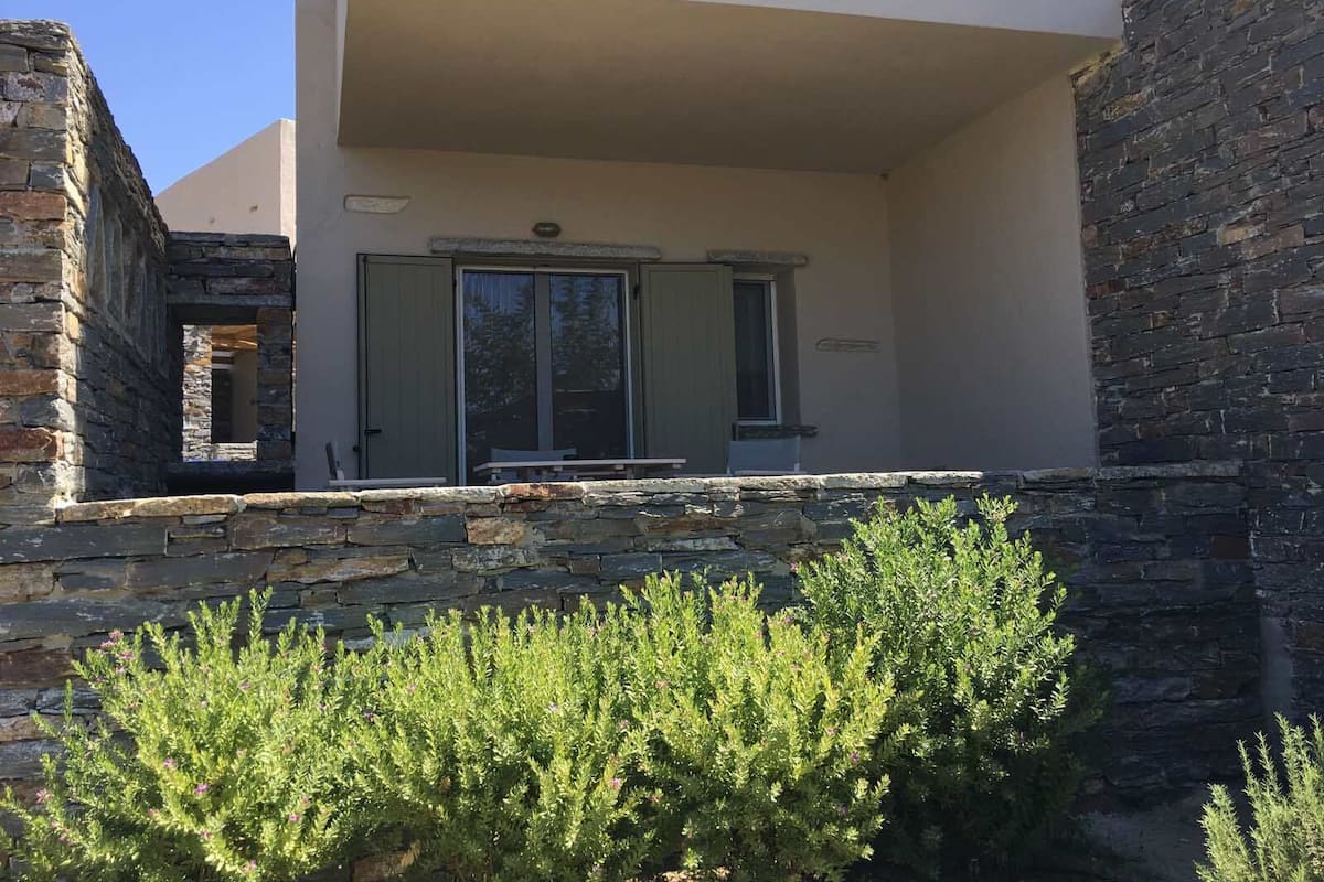 Studio (Poisses) | 1 bedroom, in-room safe, individually decorated, individually furnished