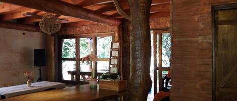 Exclusive-Ferienhütte | Essbereich im Zimmer