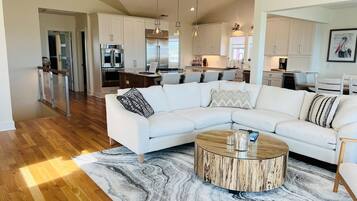 Casa, 4 habitaciones | Área de sala de estar | Televisión y reproductor de DVD