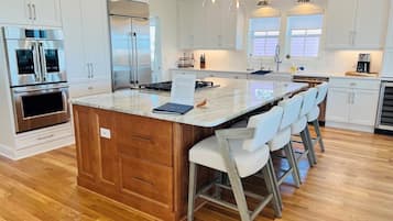 Maison, 4 chambres | Cuisine privée | Cafetière-théière, réfrigérateur, four à micro-ondes, un four
