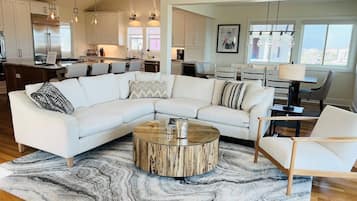 House, 4 Bedrooms | Living area
