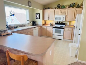 House, 4 Bedrooms | Private kitchen