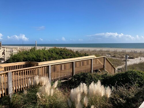 Coast 'n Along 3 Bedroom Home by RedAwning