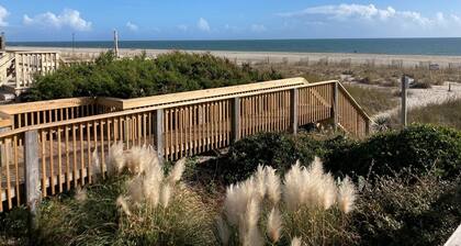 Coast 'n Along 3 Bedroom Home by RedAwning