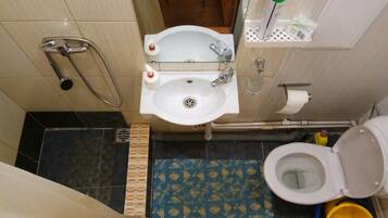 Economy-Studio, Erdgeschoss | Badezimmer | Dusche, kostenlose Toilettenartikel, Haartrockner, Handtücher